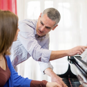 大人向けピアノ教室の月謝は？レッスン代の相場や入会金・教材の費用は？